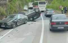 Teška nesreća kod Jablanice: Sudar tri automobila, jedan završio na krovu (FOTO/VIDEO)