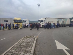 Autoprevoznici i špediteri protestovali zbog zatvaranja graničnog prelaza