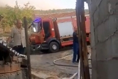 Zapalio vlastitu kuću, štalu i vozilo pa napao vatrogasce