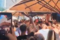 Skandalozni snimci iz centra Zagreba: Thompsonovi obožavaoci pjevaju ustaške pjesme (VIDEO)