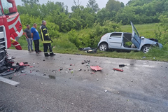 Sudar auta i kamiona u Doboju, teško povrijeđen muškarac (FOTO)