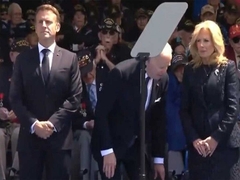 Bajden nije sjeo na nepostojeću stolicu na obilježavanju godišnjice Dana D (ISPRAVLJENO)