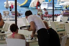 Hrvatska traži desetke hiljada sezonskih radnika. Evo kojih najviše nedostaje i koje su plate