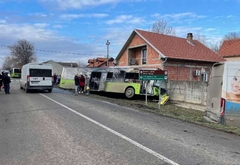 Autobus udario u kuću poslije sudara, devet povrijeđenih