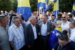 Protest ispred OHR-a: Okupilo se nekoliko hiljada ljudi, nesuglasice zbog Džaferovića (FOTO/VIDEO)