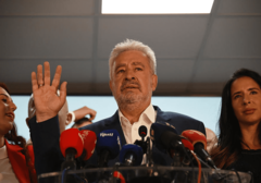 KRIVOKAPIĆ O STANJU U CRNOJ GORI ”Doći će do mirne predaje vlasti, uprkos pritiscima”