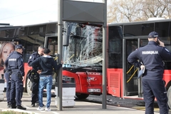 Strašna nesreća u Beogradu, gradski autobus udario u putnike na stanici pa u drugi autobus, 20 povrijeđenih