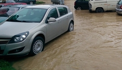 U Španiji bujica nosila automobile, namještaj i stabla