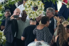 Infantino pozirao za selfije kraj Peleovog tijela