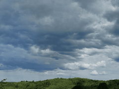 Umjereno oblačno, ponegdje slaba kiša