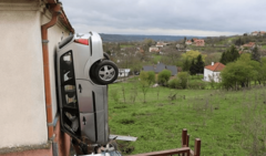 Vozač sletio s puta, pa se zakucao u kuću vertikalno