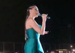 Kikice do pola leđa i dubok šlic: Ceca u skroz novom izdanju izašla pred hiljade ljudi na koncertu