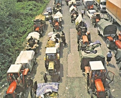 Srbi iz Knina svakog 4. avgusta odlaze u brda i to okolnim putevima "Sklanjamo se iz grada dok slave našu nesreću!"