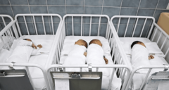 “MALI ZNAK PAŽNJE” Gradonačelnik darivao tri bebe rođene na pravoslavnu Novu godinu