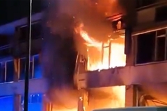 Snažna eksplozija u Roterdamu: Vatrogasci se bore sa požarom, više nestalih (VIDEO)