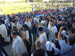 Patrijarh Porfirije svečano dočekan u Đurđevim stupovima (VIDEO)