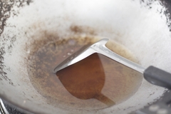 U SUDOPERU, WC ŠOLJU ILI KANTU ZA SMEĆE: Gdje treba baciti ULJE nakon prženja - rješavamo dilemu svih domaćica