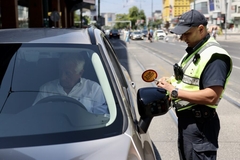 (FOTO) Sarajevski saobraćajni policajci od danas koriste body kamere, evo kako to izgleda u praksi