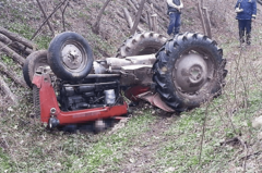 TRAGEDIJA KOD MODRIČE Poginuo nakon prevrtanja traktora