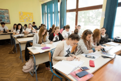 Srednjoškolci i studenti ponovo u klupama