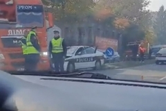 Policajac povrijeđen u sudaru kamiona i službenog auta u Tuzli