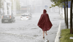 SNAŽNO NEVRIJEME U KOMŠILUKU Grom srušio dimnjak, vozači zarobljeni u BUJICAMA NA ULICAMA