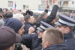 Sukobi s policijom na protestu ispred Tužilaštva u Bijeljini (FOTO/VIDEO)