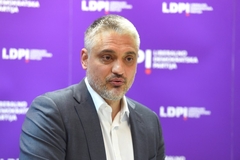Čedomiru Jovanoviću razbili automobil