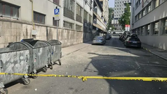 Haos na Marijin Dvoru: Otpao dio fasade sa prvog sarajevskog nebodera, uništen automobil