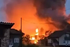 Gori firma kod Tešnja, vatrenu stihiju gase i vatrogasci iz Doboja (VIDEO)