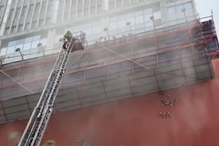 Požar u Svjetskom trgovinskom centru u Hong Kongu, ljudi zarobljeni na krovu