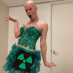 "RODNO FLUIDNA OSOBA"  Bajdenov čovjek za nuklearni otpad SAD-a voli haljine i jarke ruževe