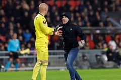 Huligan tokom utakmice napao srpskog golmana (FOTO/VIDEO)