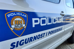 Kombijem usmrtio pješaka pa pobjegao