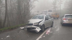 Teška nesreća kod Tuzle: Učestvovala dva automobila i autobus, ima povrijeđenih