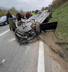 Jeziva nesreća kod Zenice: Jedna osoba poginula, automobil se prevrnuo na krov, saobraćaj obustavljen