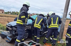 Težak udes kod Bijeljine, automobil se zabio u banderu (FOTO)