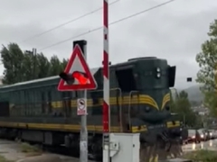 Zabrinjavajuće: U Banjaluci voz ponovo prošao dok je rampa bila podignuta (VIDEO)