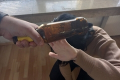 Udario ženu flašom u glavu