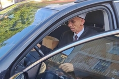 Imamu nakon bajram-namaza poklonili automobil