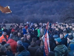 RANJENA DVA DJEČAKA NA KOSOVU  Srbi blokirali put, policija uhapsila napadača (VIDEO)