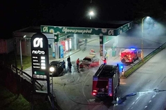 Opasna situacija u Srebrenici: Dva automobila se sudarila na benzinskoj pumpi pa došlo do požara