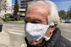 Drago umjesto maske nosi ženin čipkani grudnjak na licu