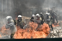 Protesti u Atini eskalirali, demonstranti bacaju molotovljeve koktele (FOTO)