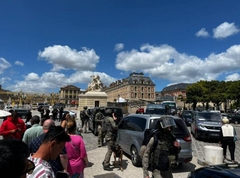 Evakuisan dvorac Versaj, u toku intervencija policije