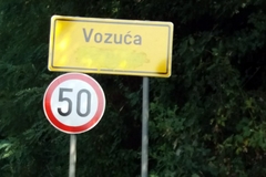 U Vozući prefarbani ćirilični natpisi