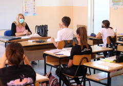 „Mogu da ugroze starije“ Svaki sedmi novozaraženi u Srpskoj DIJETE ILI TINEJDŽER