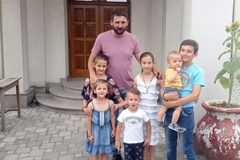 Otac šestoro djece boluje od rijetke bolesti, u akciju pomoći se uključila i Zajednica srpskih klubova u Beču