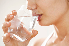 Nutricionista objasnila uz kakvu hranu nikako ne treba da pijete rashlađenu vodu