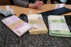 Pokušao da u unutrašnjem džepu jakne prenese 50.000 evra koje nije prijavio